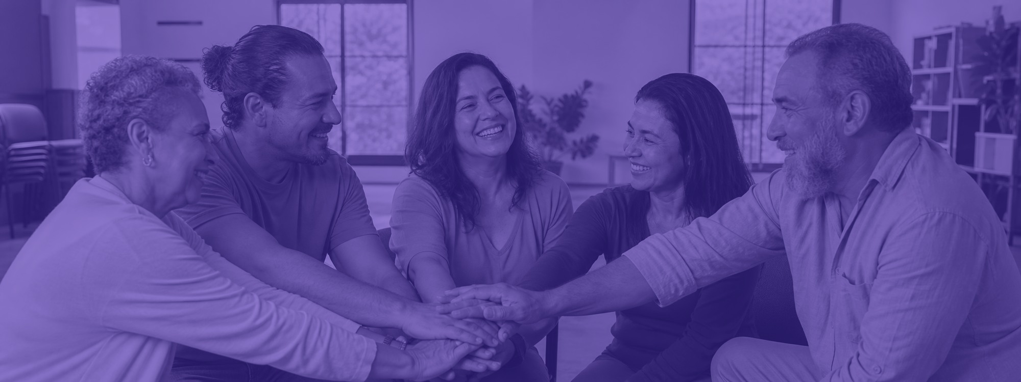 Pessoas adultas unidas em um gesto de fraternidade